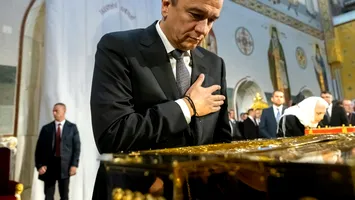 Sorin Grindeanu, la ceremonia de sfințire a picturii Catedralei Naționale: „Un loc sfânt pentru marele suflet creștin românesc!“