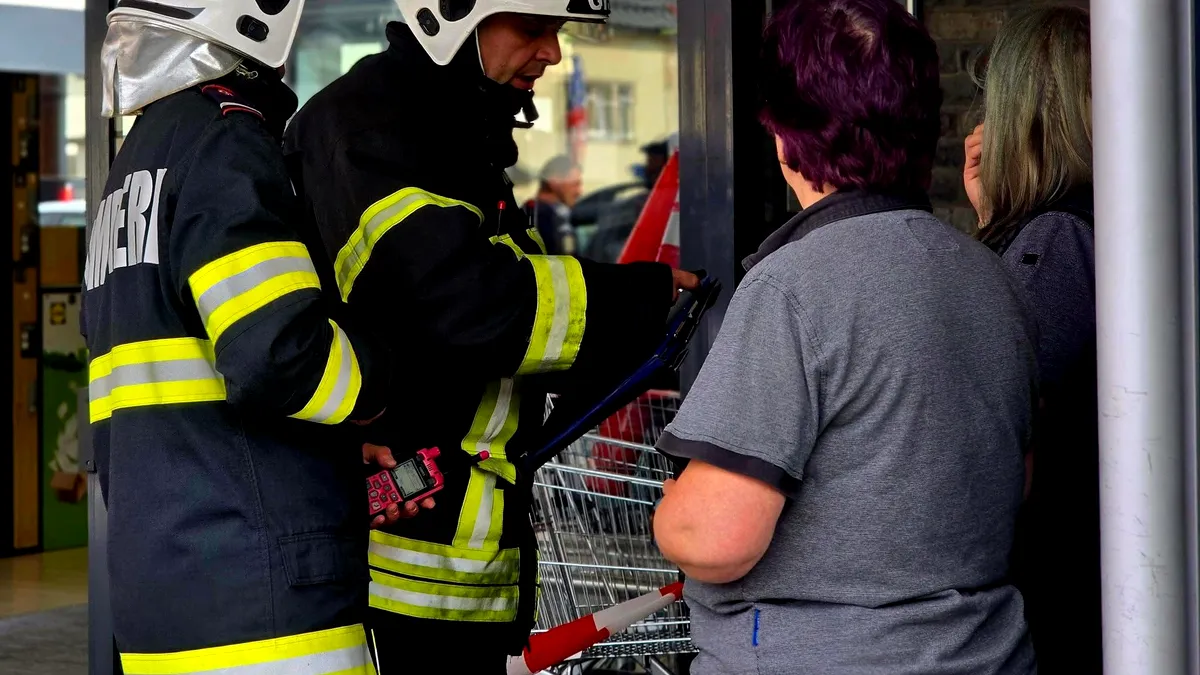 Peste 30 de clienți ai unui supermarket din Brașov, evacuați de urgență