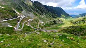 Transfăgărășanul se redeschide pe 6 iunie. Avertismente serioase pentru turiști, după atacuri recente ale urșilor