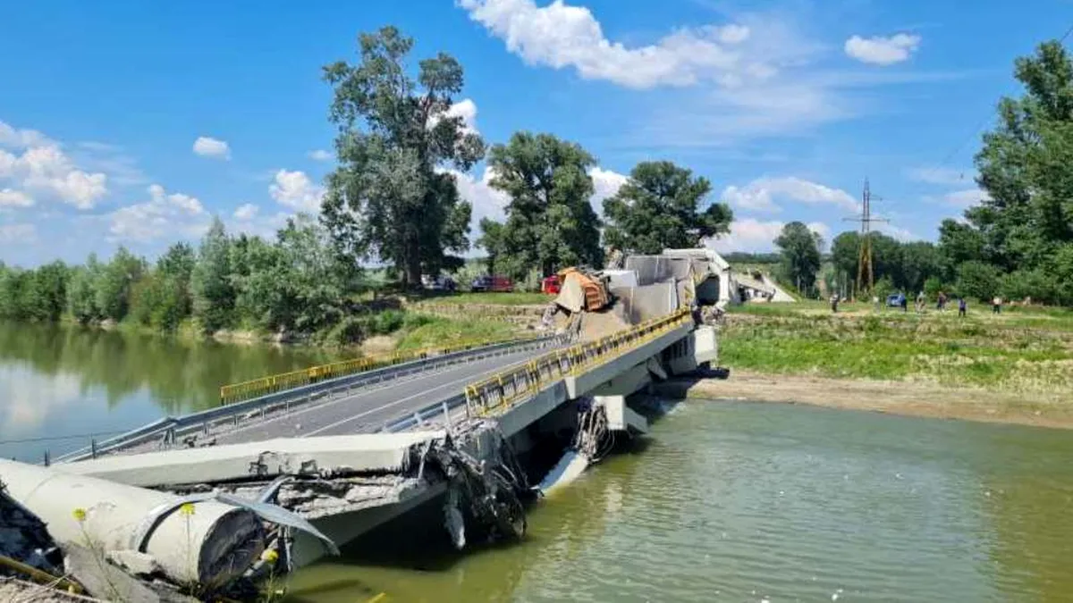 Neamț: Podul peste Siret din localitatea Luțca s-a prăbușit. Două autovehicule se aflau pe pod