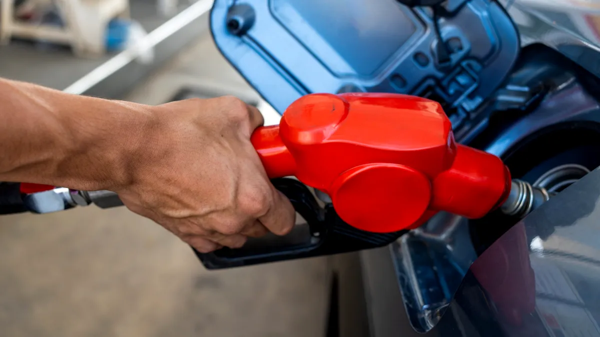 ”Starea de criză” declarată de Guvern ar putea ieftini carburanții cu 50 de bani pe litru! Există însă câteva riscuri