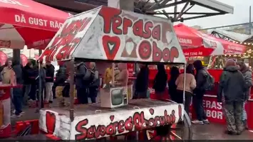 Veni, Vidi, Micii: Cum au sărbătorit bucureștenii votul cu muștar și bere, pe ploaie, în Piața Obor