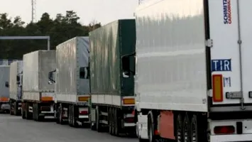 Haos la Vama Drumul Taberei: Zeci de TIR-uri blocate din cauza unui sistem informatic defect