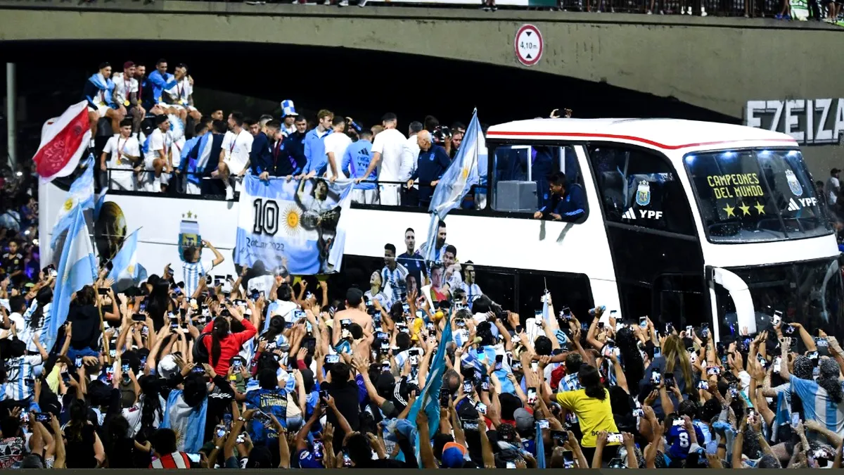 Suporterii Argentinei au făcut spectacol alături de câștigătorii Cupei Mondiale de Fotbal 2022 (Video)