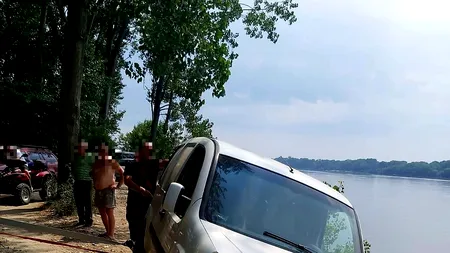 La un pas de tragedie: o mașină de teren aproape să ajungă în Dunăre, după ce drumul s-a surpat