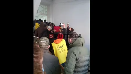 Scandal la primăria Timișoarei: primarul USR acuză „o bandă de simpatizanți AUR” că a pătruns ilegal în sediu. „Jandarmeria și Poliția Locală au asistat impotente la acest act violent”