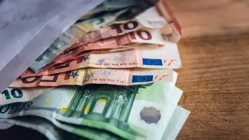 Cum ajunge șpaga cu elicopterul: condamnare într-un caz de corupție care leagă retailul de anchete DGA