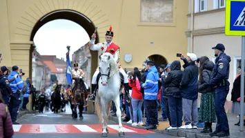 Junii au coborât călare în vechea cetate a Brașovului, un obicei păstrat de sute de ani