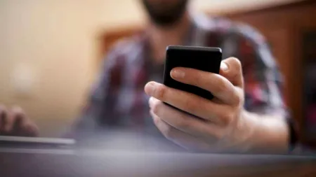 Un columbian şi un român au furat 17 telefoane mobile la Untold