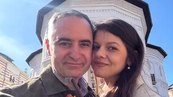 Ministrul Alexandru Nazare se căsătorește în acest weekend. Povestea de dragoste cu artista din Maramureș
