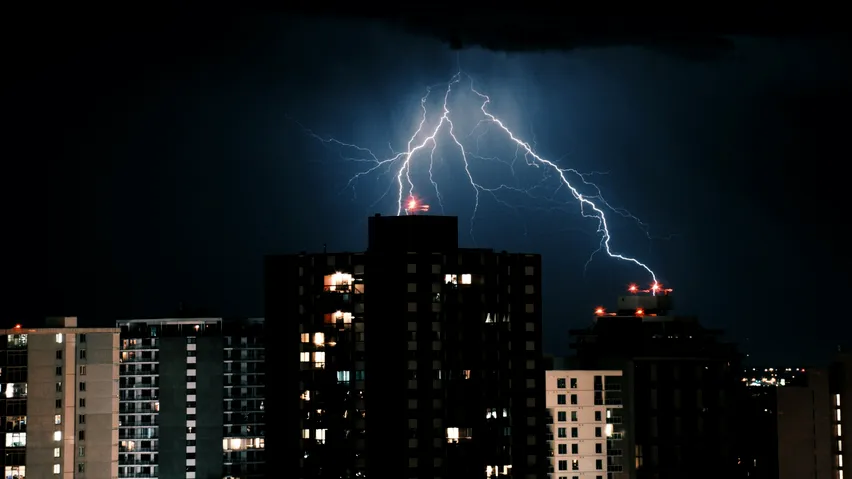 ALERTĂ METEO. Cod galben emis de ANM: furtuni și vânt puternic în sud și est. Când expiră avertizările