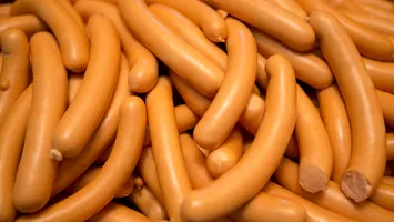 „Bombe alimentare” pe rafturile magazinelor. Celebrii crenvurști de porc, plini de aditivi și grăsimi