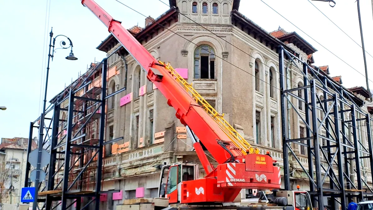 Palat istoric, restaurat printr-o tehnologie complicată, pentru păstrarea fațadei și reconstruirea clădirii