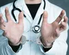 Percheziții la locuințele unor medici acuzați că ar fi decontat servicii medicale false unor ucraineni