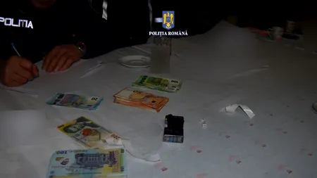 Poliția a întrerupt o importantă partidă de poker la Pătârlagele! Pe masă au fost descoperiți 4.500 de euro și 5.000 de lei