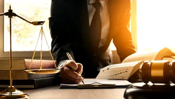 Avocatul din oficiu NU e o momâie! Curtea Constituțională spune clar cine te poate apăra