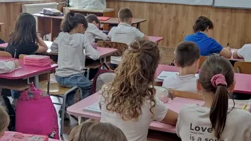 Elevii de gimnaziu și primar, excluși de la navetă. Cine mai merge gratis la şcoală
