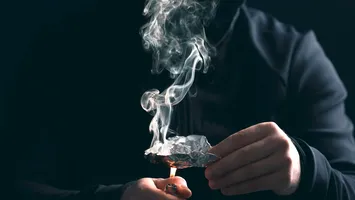 Experții trag un semnal de alarmă! A crescut de opt ori numărul celor care consumă un drog periculos ce provoacă insuficiența vezicii urinare
