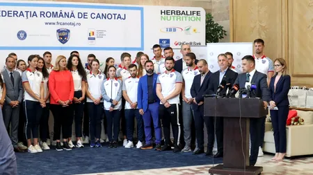 Delegaţia de canotaj a României, primită la salonul oficial de la Aeroportul Henri Coandă: 