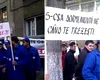 Protest cu tricouri negre în fața Poliției din Arad: zeci de oameni cer mașinile pentru care au plătit