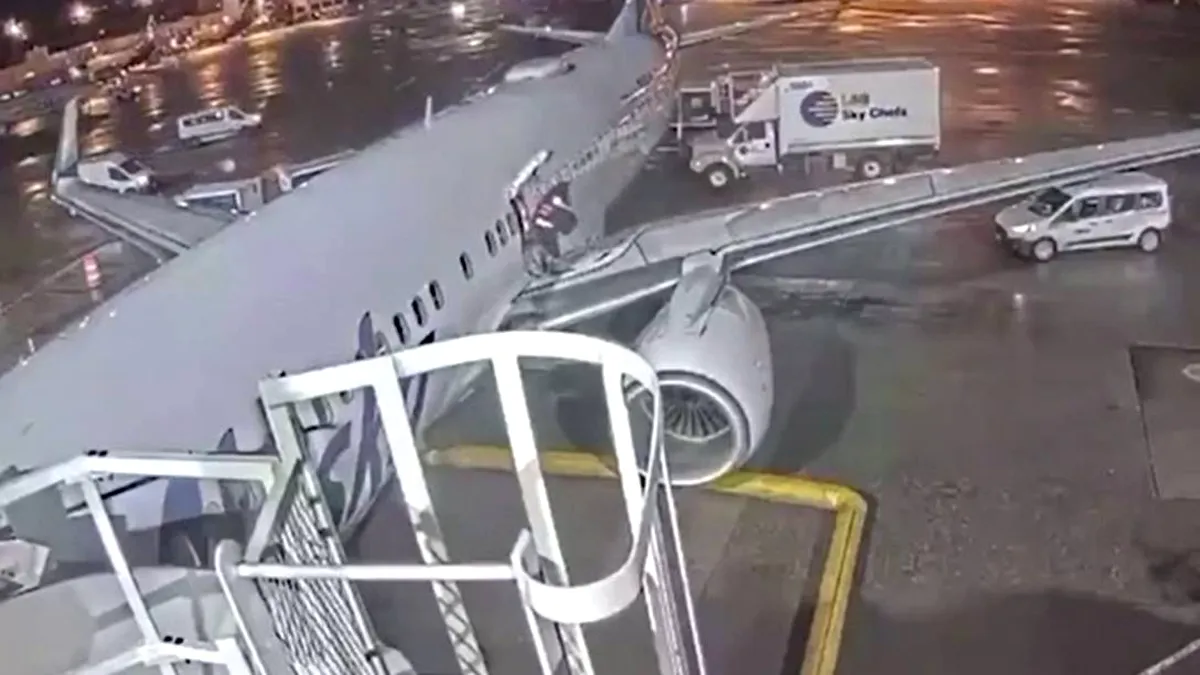 Un pasager excentric, la aer, pe aripa avionului (Video)