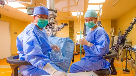 Bebeluș operat de cataractă, operație în premieră europeană cu echipă medicală din România