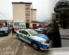 Elevul care a atacat cu cuțitul la Bistrița, externat de la Psihiatrie și exmatriculat. A fost dus la audieri