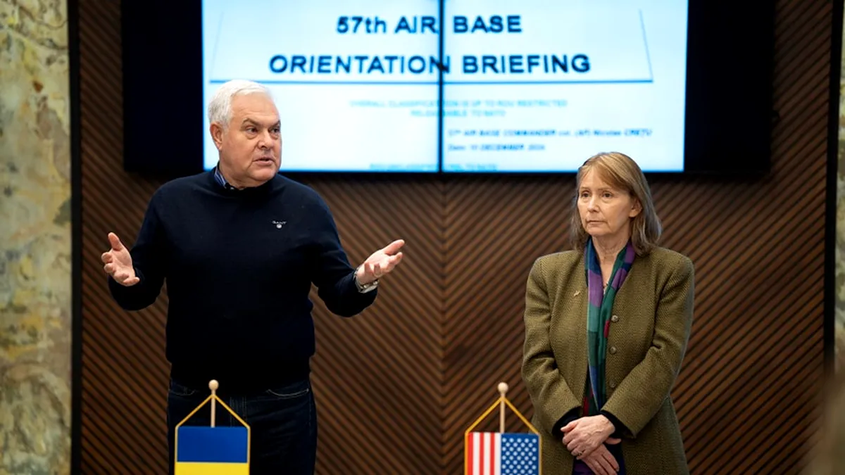 Ministrul apărării și ambasadoarea SUA - vizită la Baza 57 Aeriană; Ce au discutat