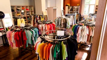 Criza împinge românii spre magazinele second-hand. De ce nu mai merg la mall?