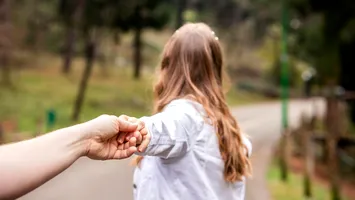 Un nou cadru pentru protecția copiilor vulnerabili: Copiii cu părinți plecați la muncă în străinătate vor fi monitorizați