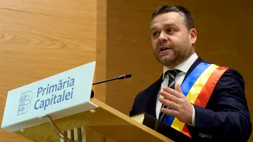 Ciprian Ciucu pune la zid sistemul, dar zilnic e flancat de doi oameni ai sistemului