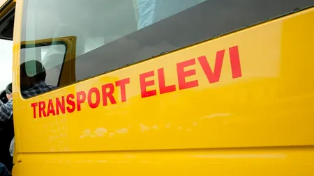 Elevi înghesuiți în microbuzul școlar pentru economie de combustibil