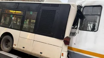 Accident grav în București. Tramvaiul a lovit un autobuz
