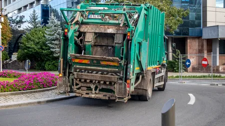 Crește taxa de salubritate într-un oraș din România. Cât ajung locuitorii să scoată lunar din buzunar