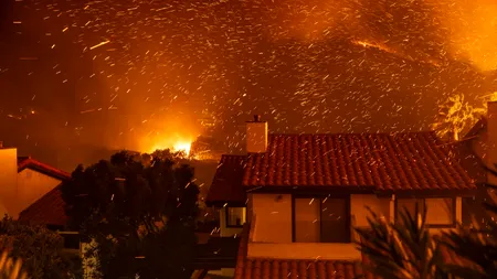 Vânturile mângâietoare ale morții: Cum Santa Ana agravează incendiile din California