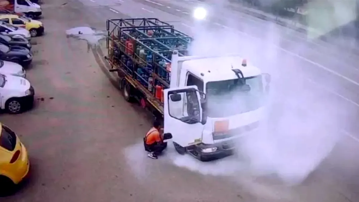 Aproape de dezastru: Un camion încărcat cu butelii a luat foc pe un bulevard din Iași