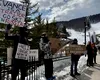 Vicepreşedintele SUA şi familia sa, mutaţi într-un loc ascuns, după ce au fost întâmpinaţi de manifestanţi pro-Ucraina într-o staţiune din Vermont