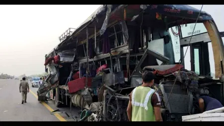 VIDEO Accident teribil în India. Cel puțin 18 persoane au decedat, după ce un autobuz s-a izbit de un camion cu lapte
