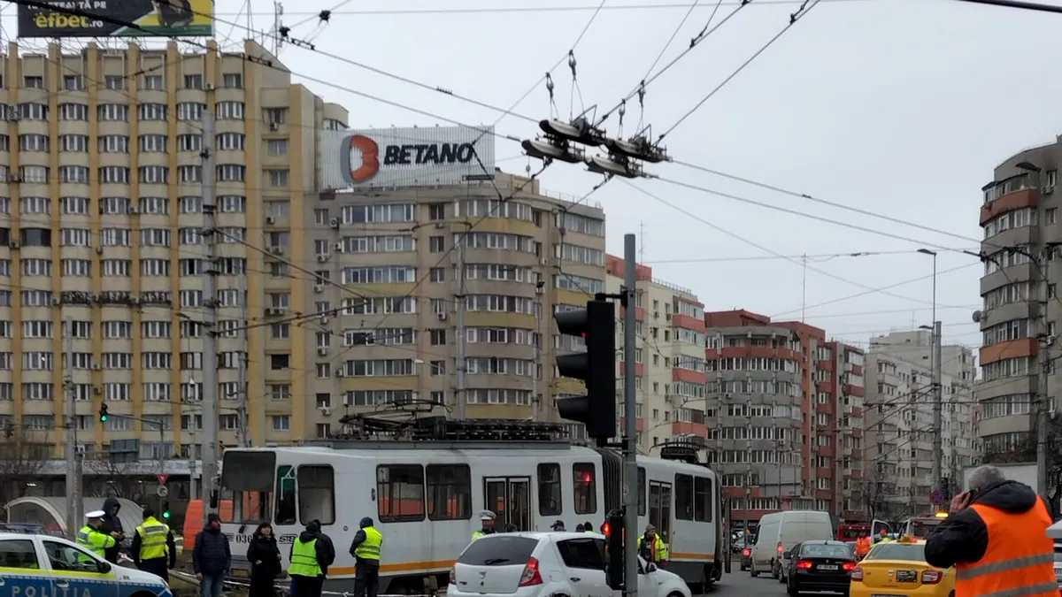 Trafic blocat, la oră de vârf, în plin centrul Bucureștiului, de un tramvai deraiat
