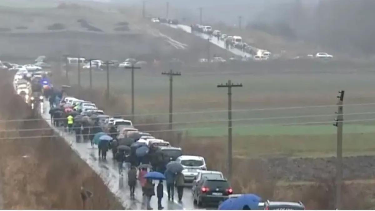 Ploaia nu îi oprește pe credincioși! Mii de oameni parcurg 5 kilometri pe jos până la peștera Sfântul Andrei