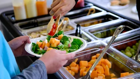 Aproape 515.000 de preșcolari și elevi vor beneficia de o masă caldă sau de un pachet alimentar