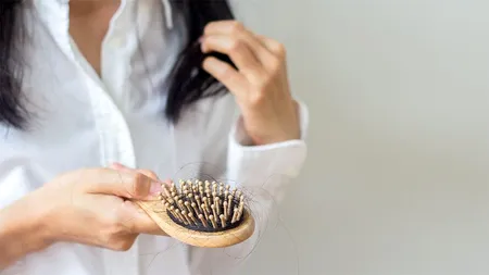 Cinci obiceiuri frecvente care „ucid” părul sănătos