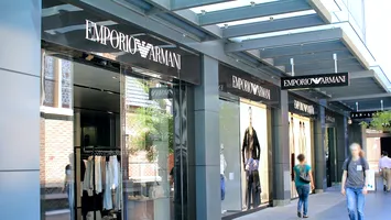 Armani, sancționată cu 3,5 milioane de euro după ce muncitorii au fost găsiți lucrând ilegal, în condiții insalubre