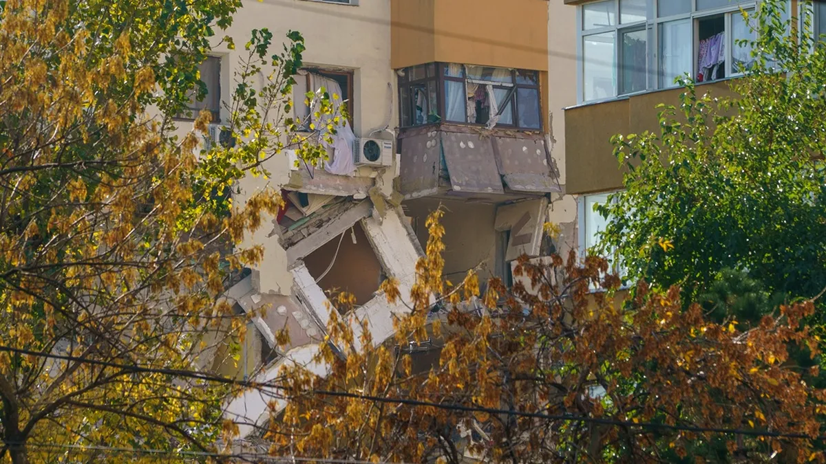 Blocul din Calea Rahovei, în pericol de colaps după explozia devastatoare. Trei oameni au murit, 13 sunt răniți