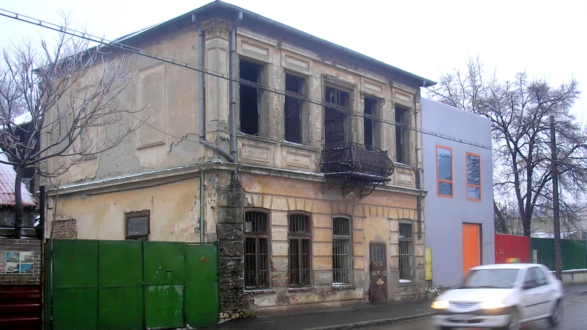Prima victimă a gerului. Un om al străzii din Galați, găsit fără viață într-o casă părăsită
