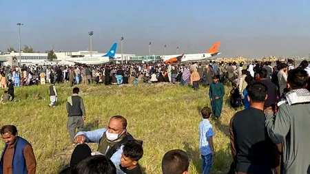 Mii de oameni din Kabul încearcă să plece și creează haos pe aeroport, unde avioanele sunt neîncăpătoare pentru toți