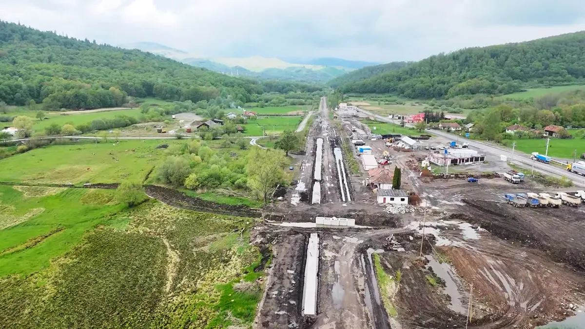 Humă și Mantu, de la Arcada, au început timid reconstrucția căii ferate Aghireșu-Poieni