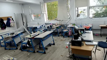 Imaginile dezastrului la Liceul Bolintineanu: podea de moloz și bănci aruncate în aer de suflul exploziei din Rahova