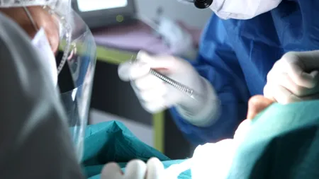 Un caz neobișnuit: chirurg  „infectat” cu cancer în timp ce extirpa o tumoră