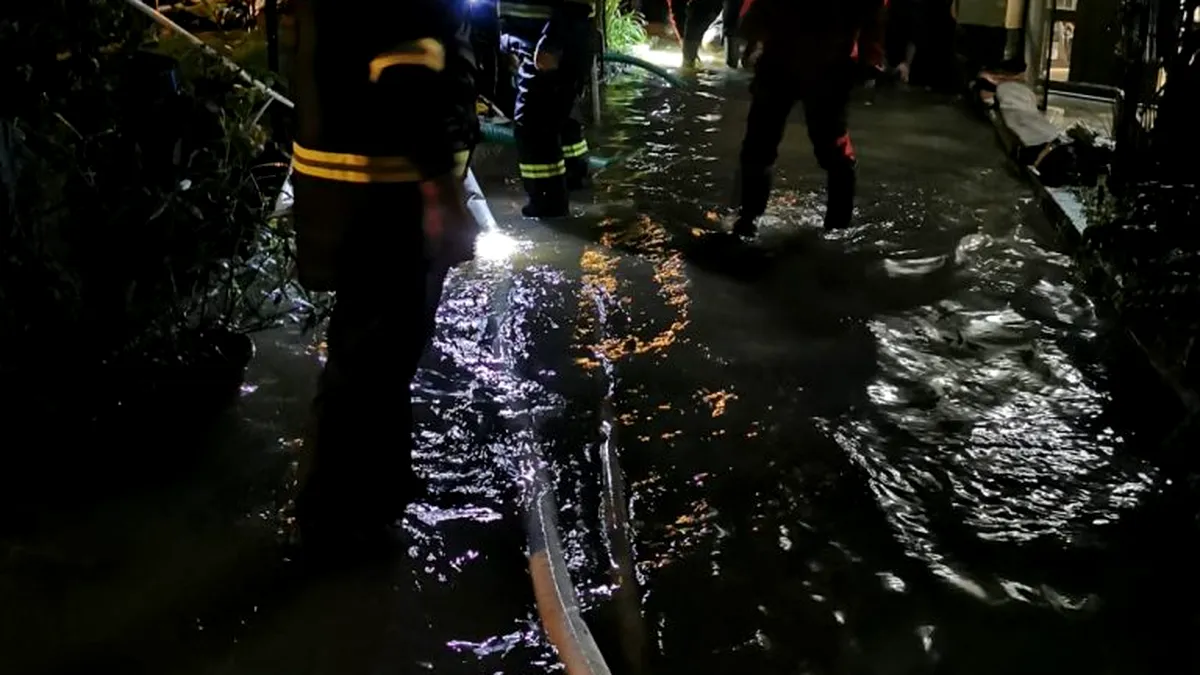 Ploaia a făcut RAVAGII în Capitală. Peste 120 de intervenții ale pompierilor